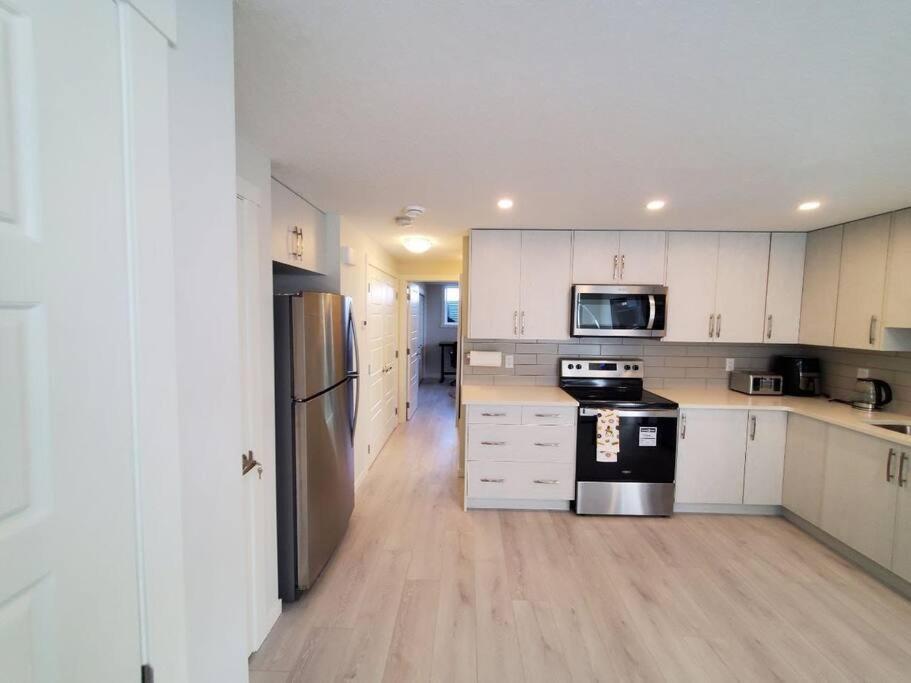 Cozy Rockland Park Unit+Parking Apartment Calgary Exterior photo