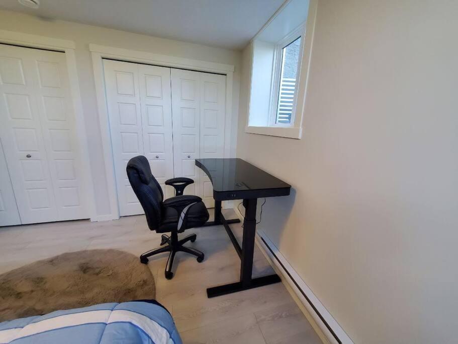 Cozy Rockland Park Unit+Parking Apartment Calgary Exterior photo
