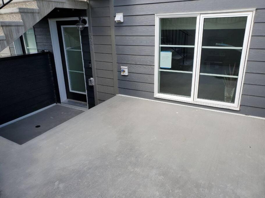 Cozy Rockland Park Unit+Parking Apartment Calgary Exterior photo