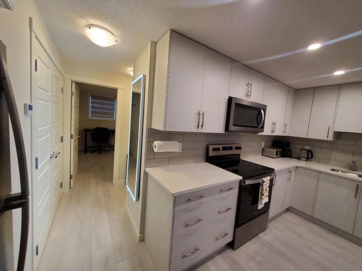 Cozy Rockland Park Unit+Parking Apartment Calgary Exterior photo