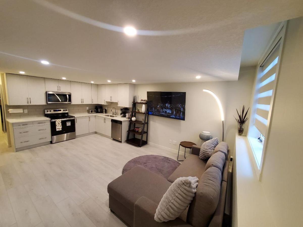 Cozy Rockland Park Unit+Parking Apartment Calgary Exterior photo