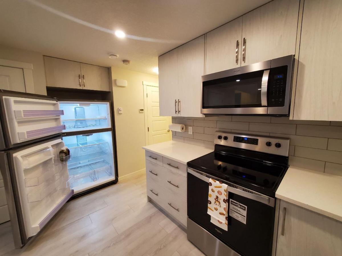 Cozy Rockland Park Unit+Parking Apartment Calgary Exterior photo