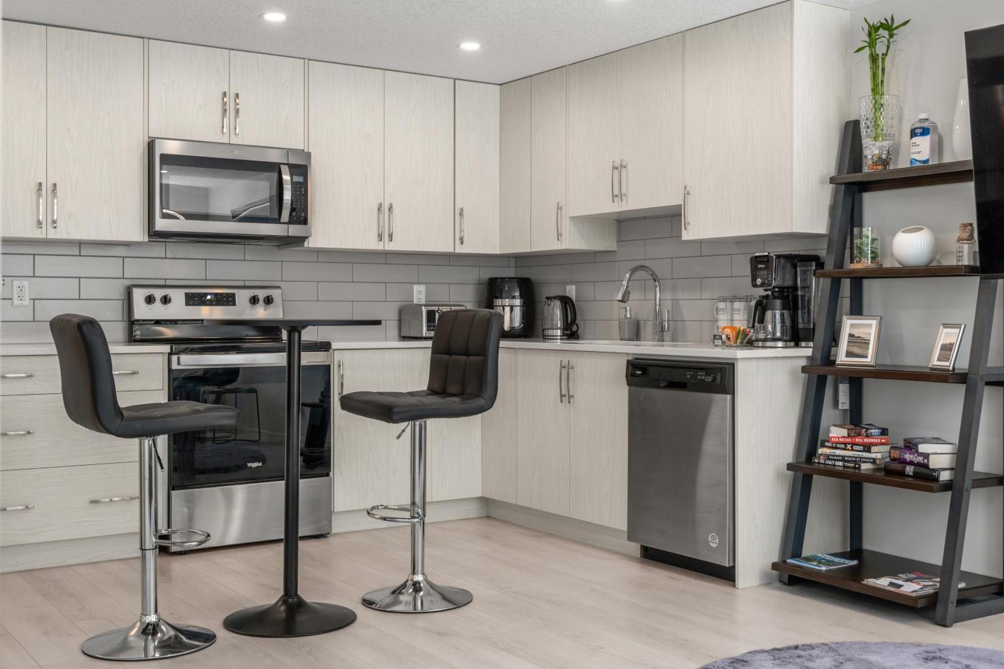 Cozy Rockland Park Unit+Parking Apartment Calgary Exterior photo