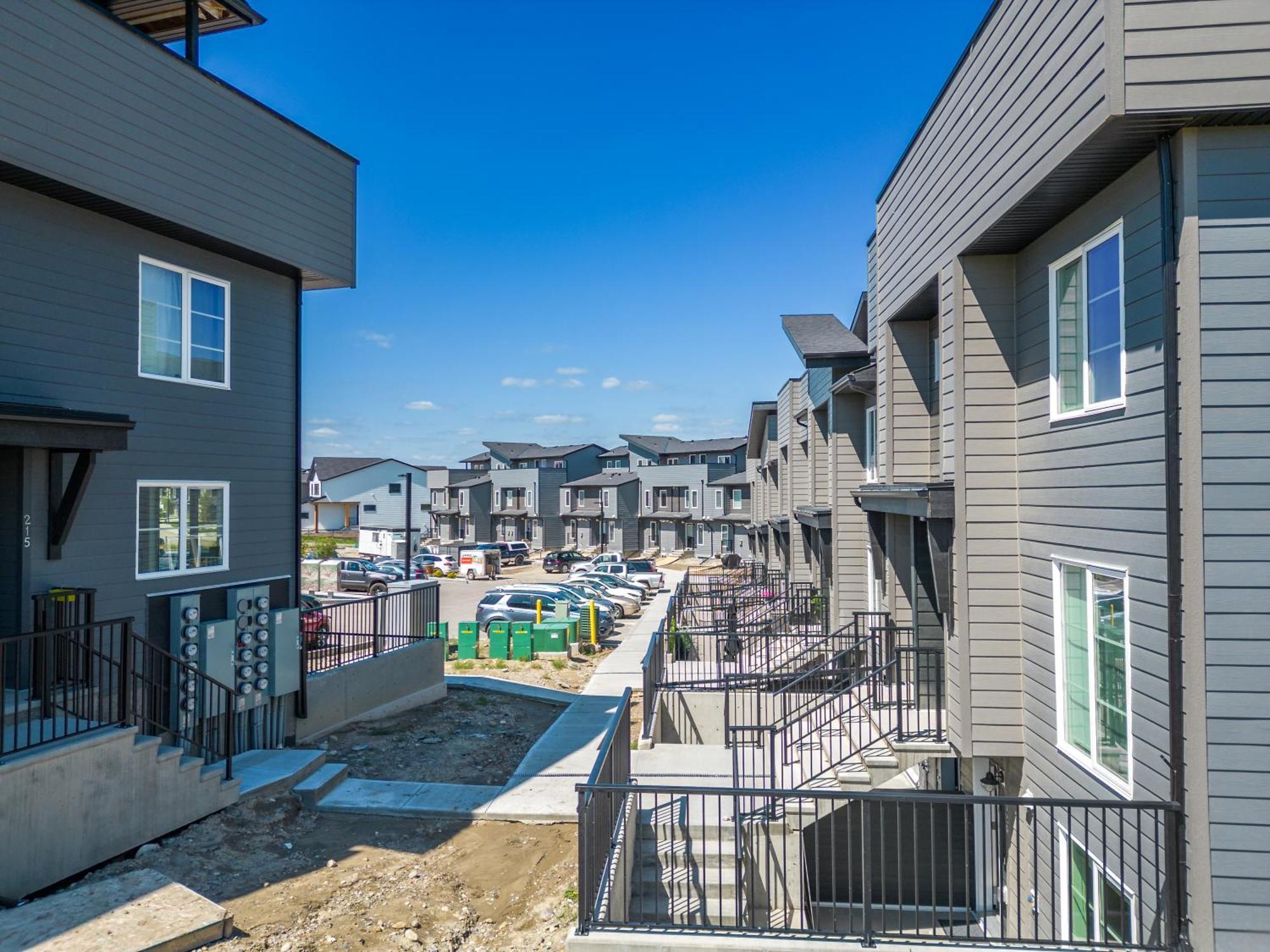 Cozy Rockland Park Unit+Parking Apartment Calgary Exterior photo