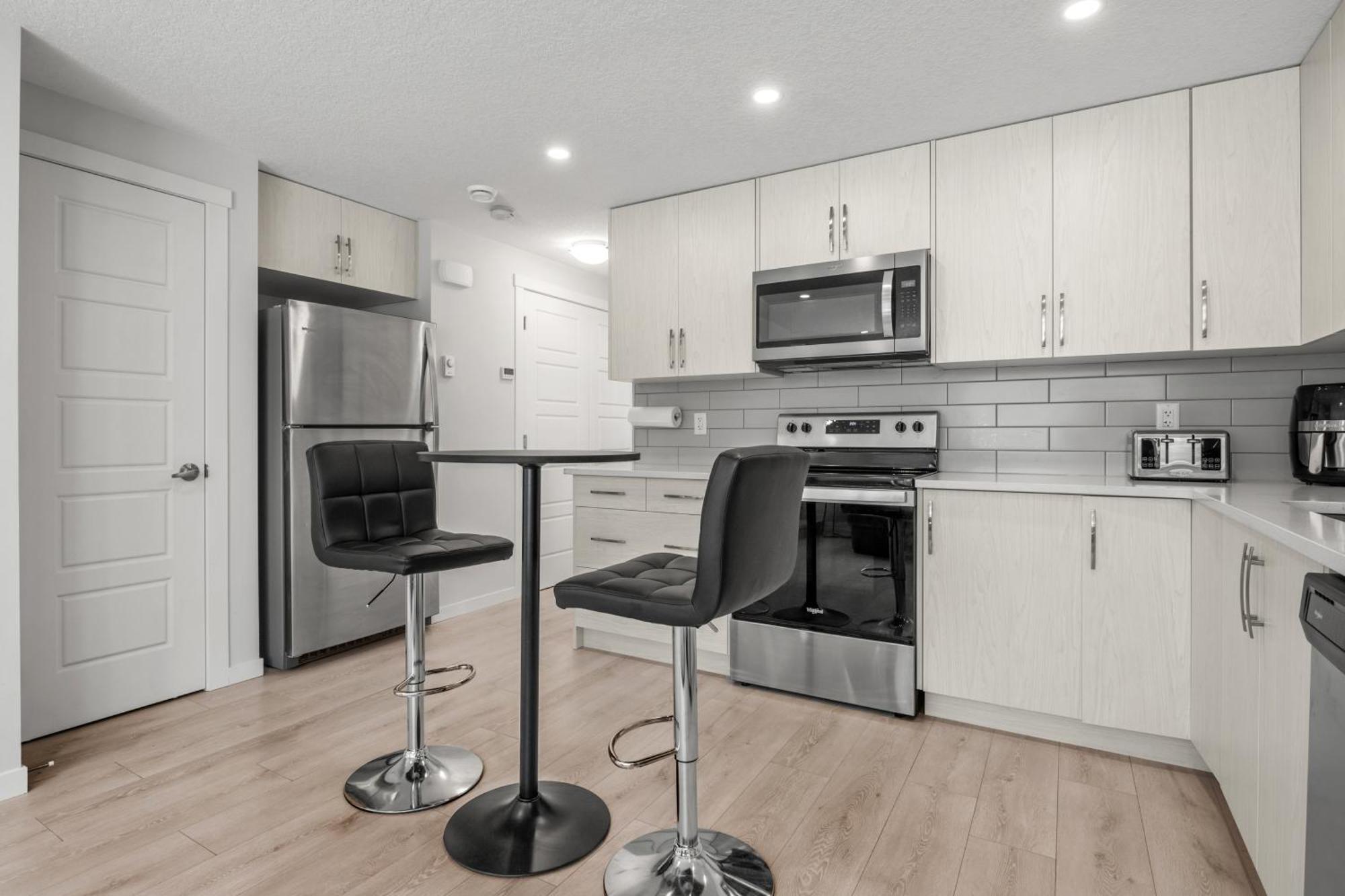 Cozy Rockland Park Unit+Parking Apartment Calgary Exterior photo