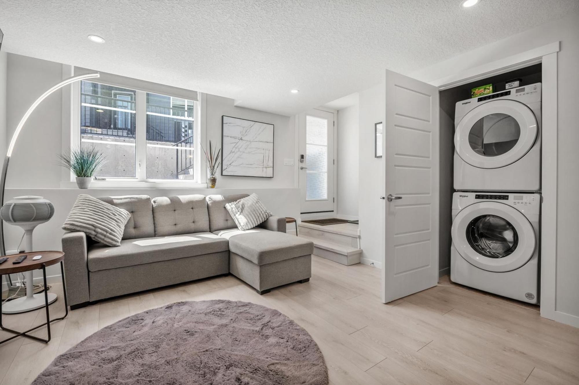 Cozy Rockland Park Unit+Parking Apartment Calgary Exterior photo