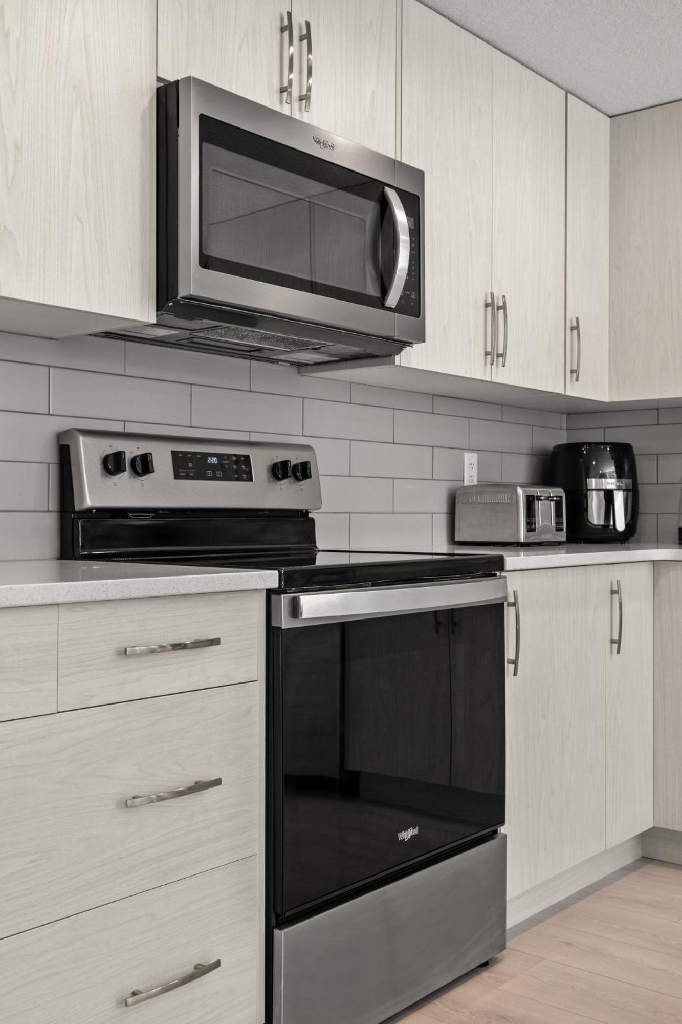 Cozy Rockland Park Unit+Parking Apartment Calgary Exterior photo