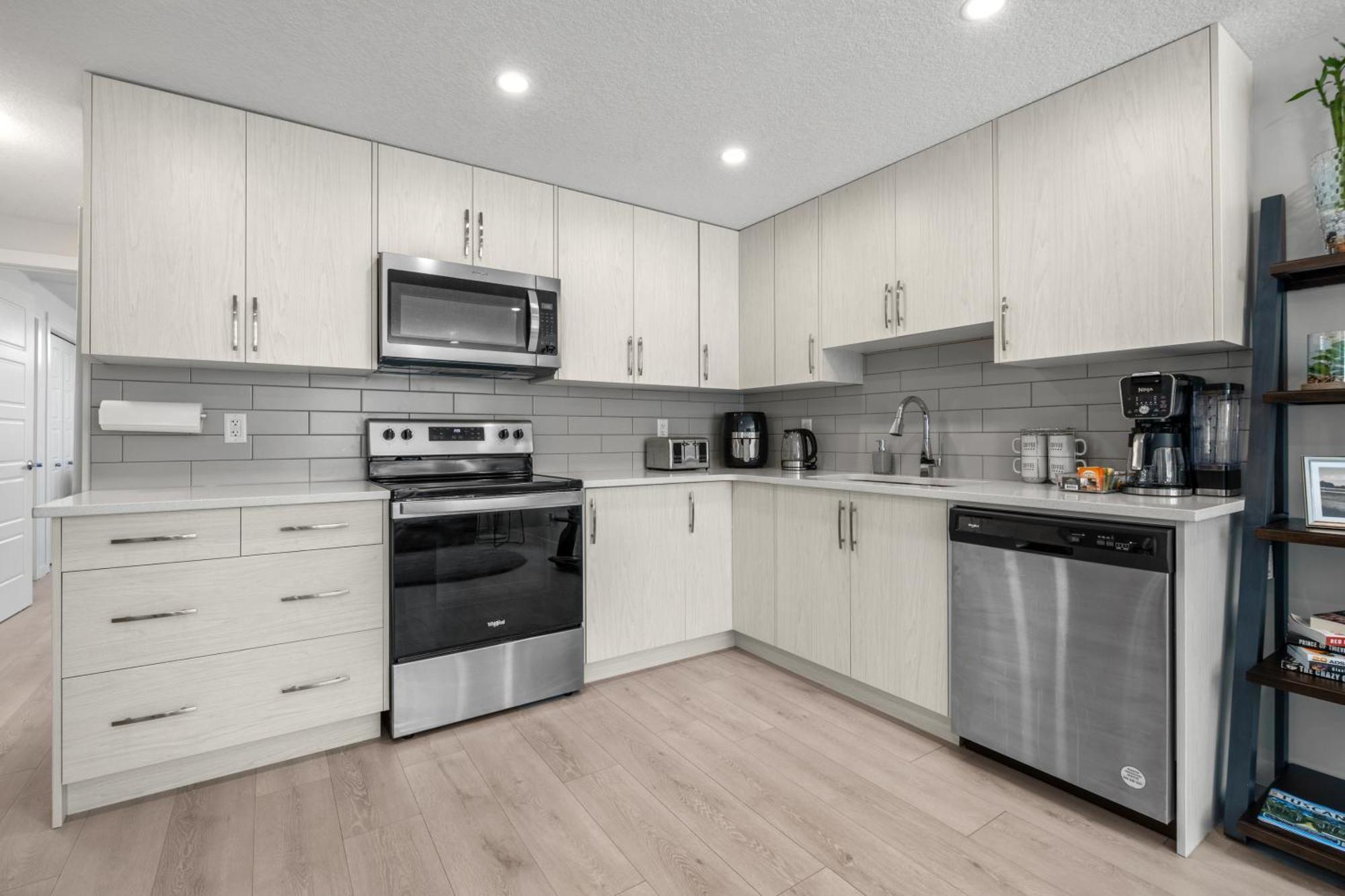 Cozy Rockland Park Unit+Parking Apartment Calgary Exterior photo