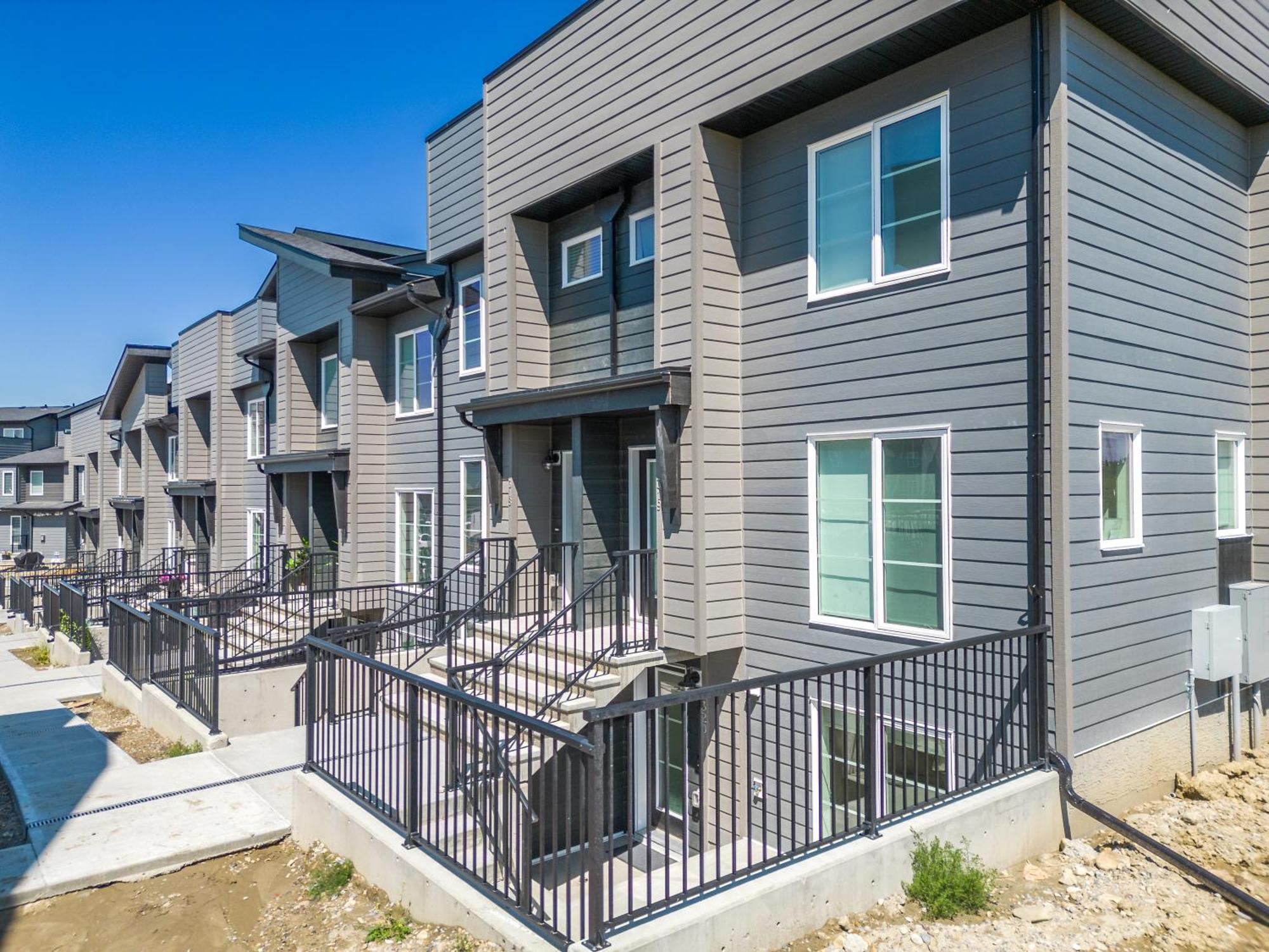 Cozy Rockland Park Unit+Parking Apartment Calgary Exterior photo