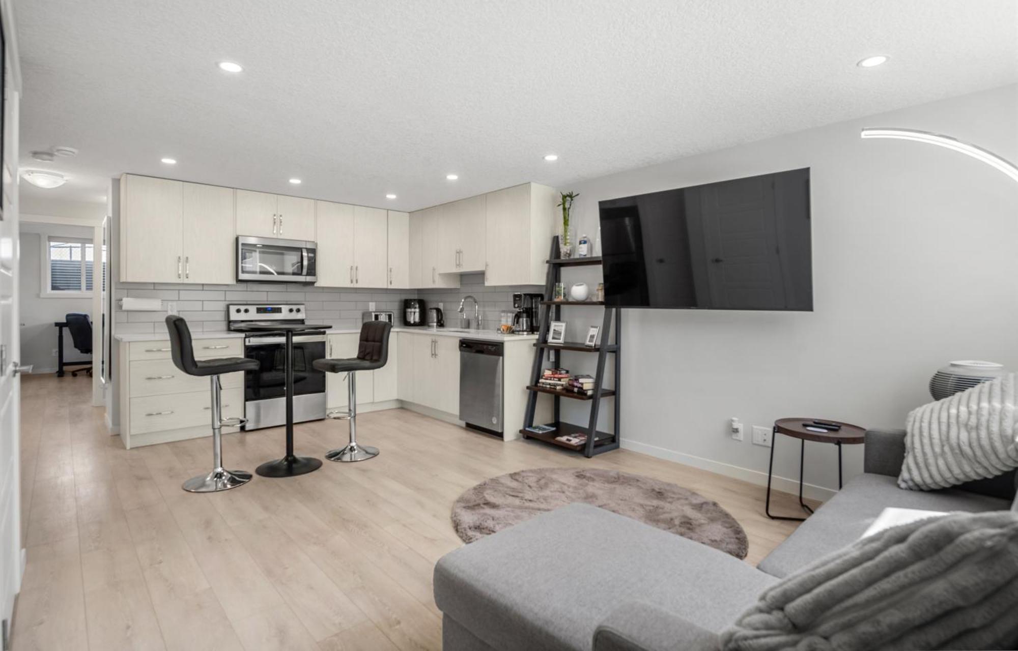 Cozy Rockland Park Unit+Parking Apartment Calgary Exterior photo