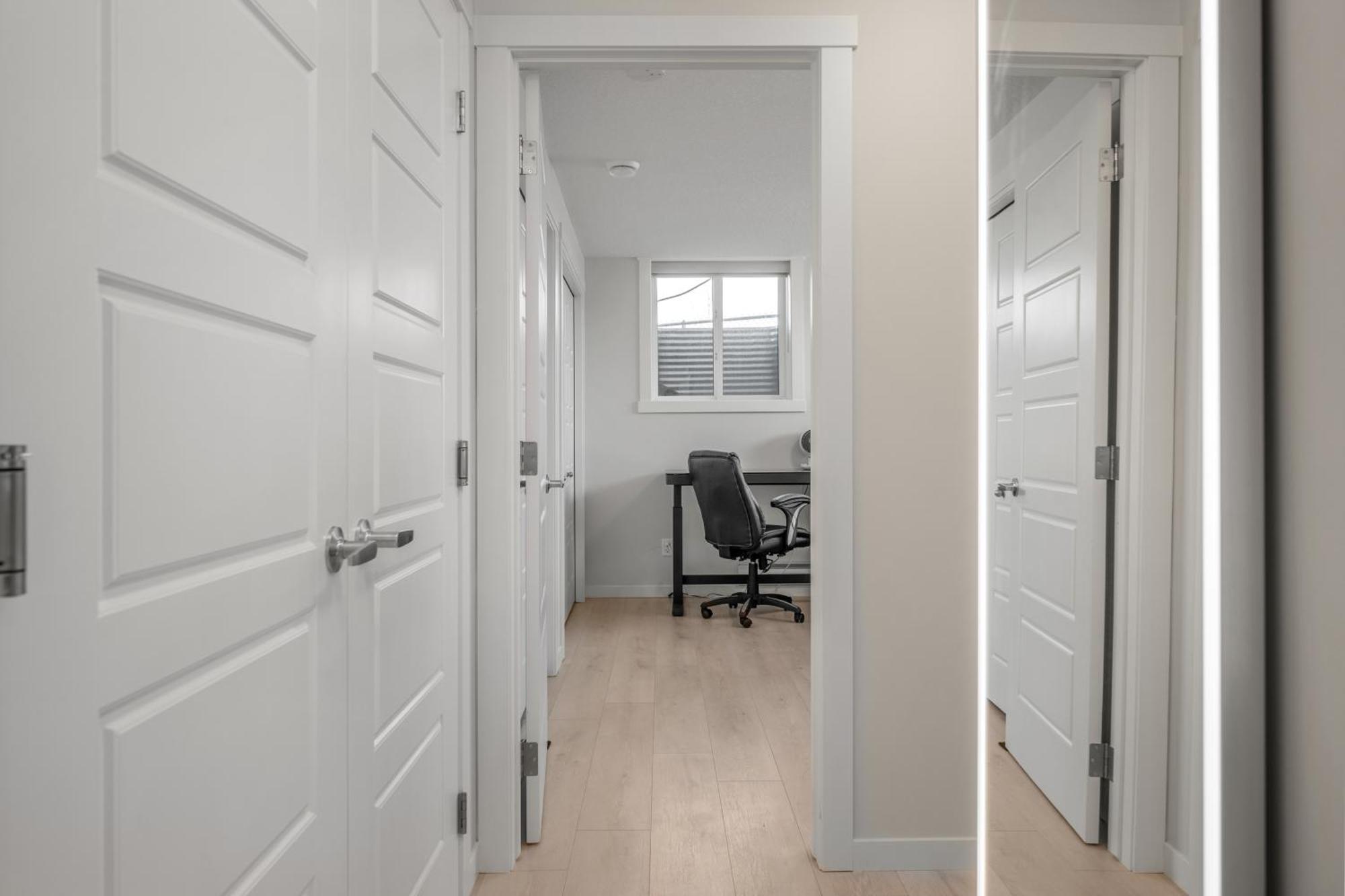 Cozy Rockland Park Unit+Parking Apartment Calgary Exterior photo
