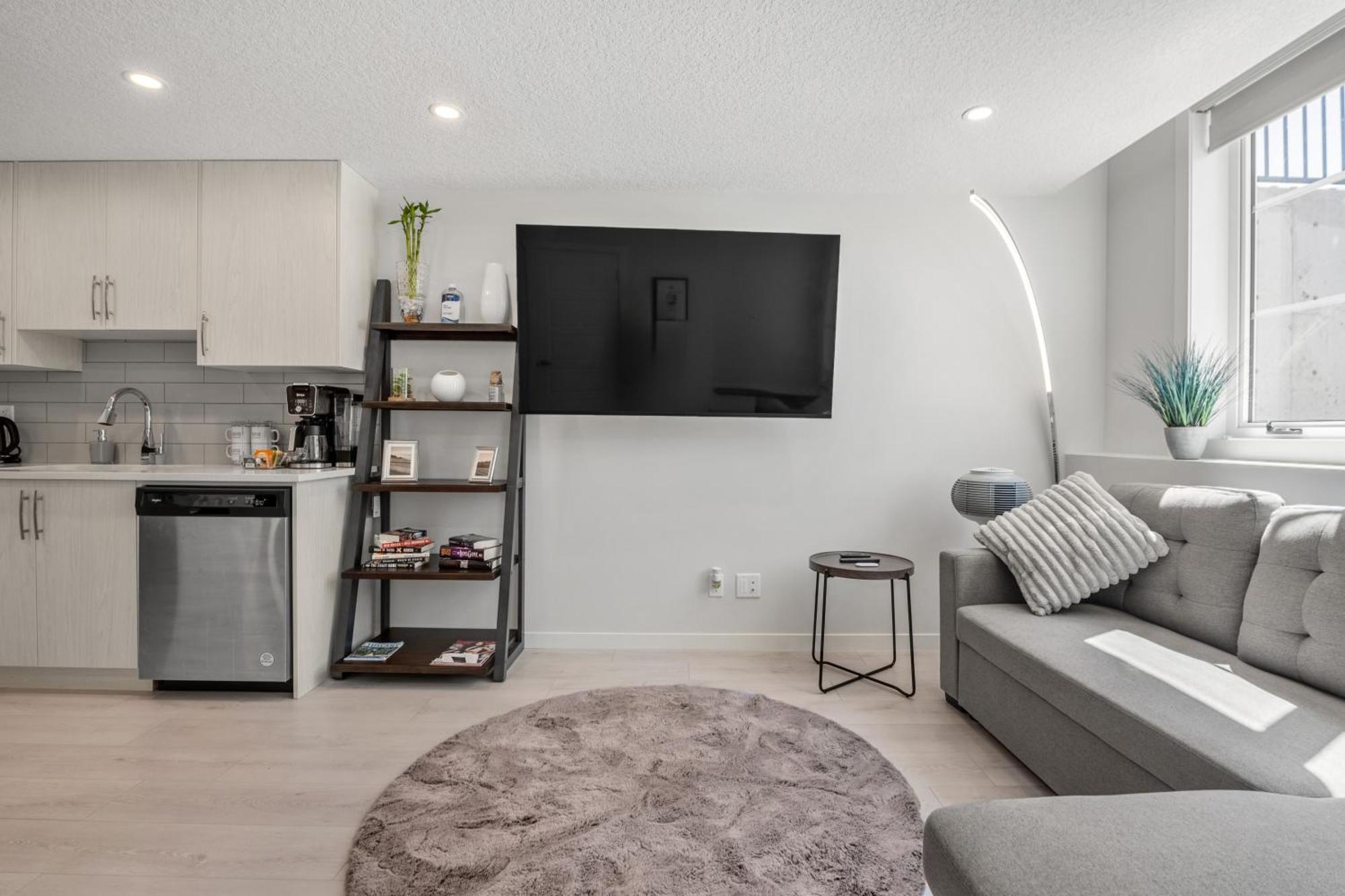 Cozy Rockland Park Unit+Parking Apartment Calgary Exterior photo